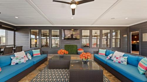 Denver House | Luxury Lakefront Stay Private Dock IndoorOutdoor Pool The Retreat