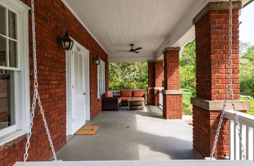 Old Irving Park Apartment | Luxury Large Stay - Family Home - Big Fenced Yard