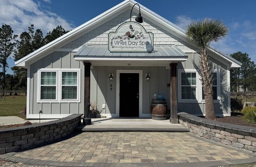 Elizabethtown Resort | Luxury Lodging, Lakefront View, Queen Bed w/Private Bath, Pull-out sofa, Private Patio.