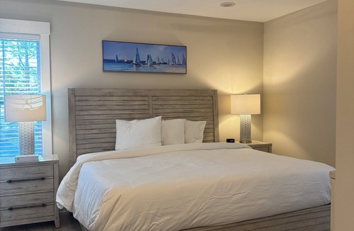 Elizabethtown Resort | Luxury Lodging, Lakefront View, King Bed w/Private Bath, Patio