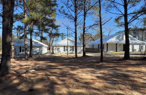 Elizabethtown Cottage | Luxury Lodging, Lakefront View, King Bed w/Private Bath, Patio