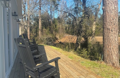 Elizabethtown Cottage | Luxury Lodging, Lakefront View, King Bed w/Private Bath, Patio