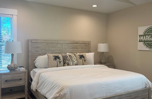 Elizabethtown Resort | Luxury Lodging, Lakefront View, King Bed w/Private Bath, Patio