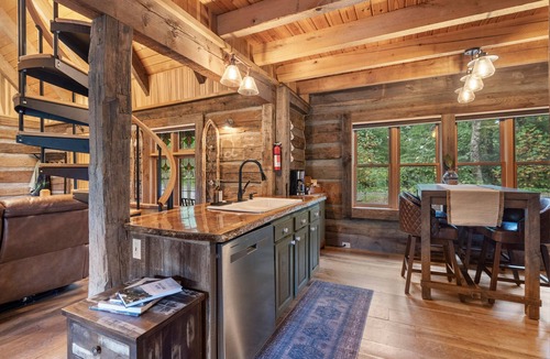 Linville Falls Cabin | Luxury Log Cabin: Scenic Views Near Linville Falls