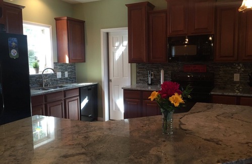 Henrico House | Luxury log home on main lake - pizza oven, fire pit, kayaks, SUP, pontoon