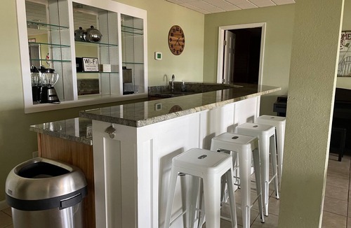 Henrico House | Luxury log home on main lake - pizza oven, fire pit, kayaks, SUP, pontoon