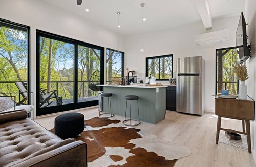 Alexander House | Luxury, Modern Treehouses- River Views & Farmstay Experience