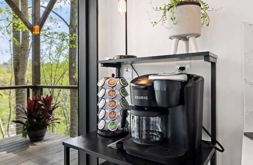 Alexander House | Luxury, Modern Treehouses- River Views & Farmstay Experience