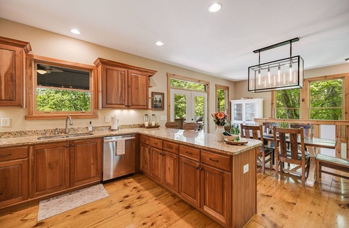 Sapphire Cabin | Luxury mountain home - lake, golf, tennis and more! Firewood included.