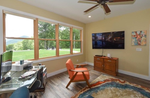 Mars Hill House | Luxury Mountain Home Retreat Dog Spa + Hot Tub Near Wolf Laurel