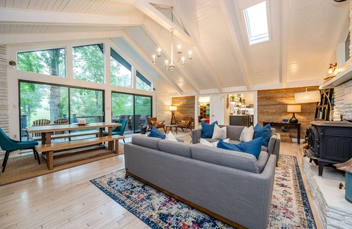 Fairview House | Luxury Mountain Home w/Outdoor Dining + Waterfall