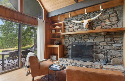 Leicester Cabin | Luxury Mountain Retreat by AvantStay | Hot Tub
