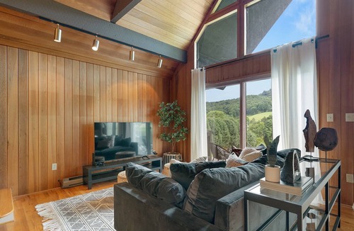 Leicester Cabin | Luxury Mountain Retreat by AvantStay | Hot Tub