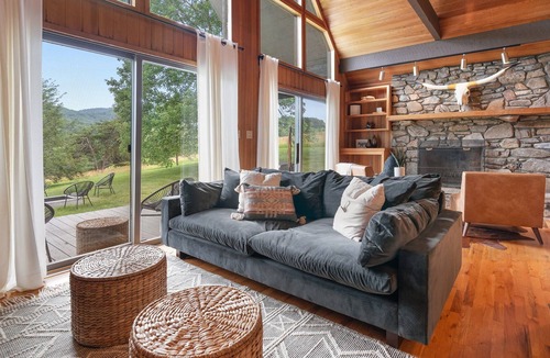 Leicester Cabin | Luxury Mountain Retreat by AvantStay | Hot Tub