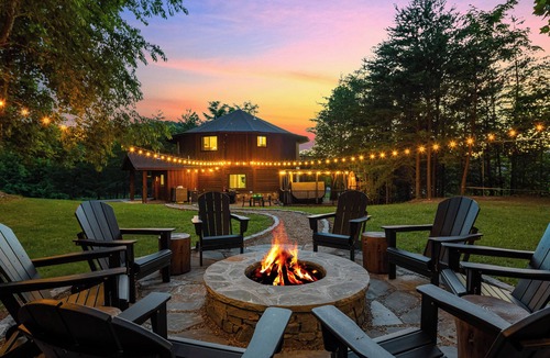 Leicester Cabin | Luxury Mountain Retreat Near Asheville | Hot Tub, Barrel Sauna, Fire Pit & Su.