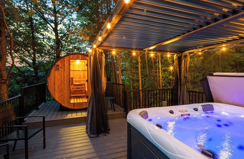 Leicester Cabin | Luxury Mountain Retreat Near Asheville | Hot Tub, Barrel Sauna, Fire Pit & Su.