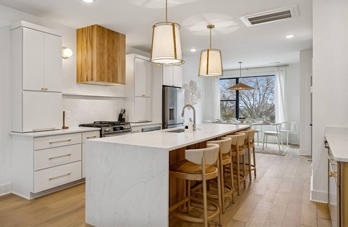 Hurwood Heights Condo | Luxury Nash Home w/Rooftop Downtown Skyline Views