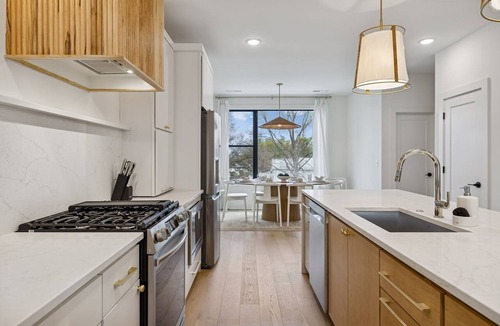 Hurwood Heights Condo | Luxury Nash Home w/Rooftop Downtown Skyline Views