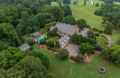 Newton House | Luxury Retreat with Pool & Hot Tubs – Perfect Getaway!