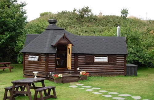 Llandudno Cabin | Luxury romantic escape just for two with stunning views, BBQ Hut and Hot tub
