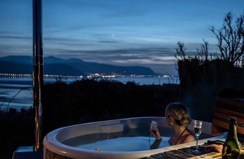 Llandudno Cabin | Luxury romantic escape just for two with stunning views, BBQ Hut and Hot tub