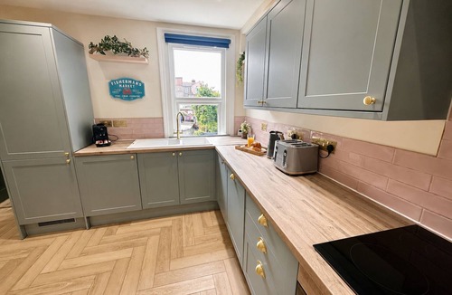 Hopton House | Luxury Seaside Stay With Free Parking