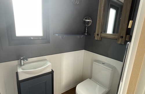 Hillingdon Cabin | Luxury Shepherds hut overlooking stunning lake
