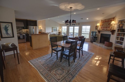 Highlands House | Luxury Stay w/Spectacular Mountain Views, Walk to Town!