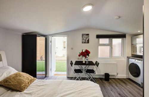 Little Holland Apartment | Luxury Studio Cabin - Central Location - Parking