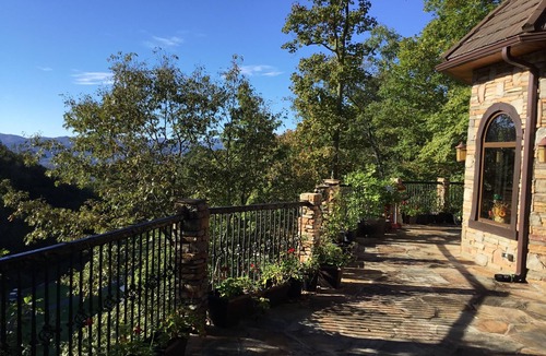 Mountain Air Villa | Luxury Upscale Retreat sleeps 4-16 Great for Entire Family (Special discount)