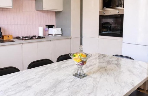 Gifford Apartment | Luxury Victorian 5 bedroom apartment by Lady road apartments