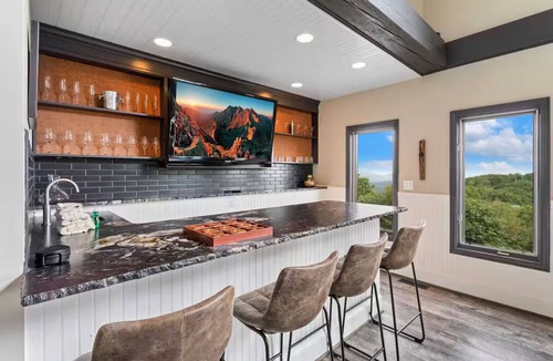 Seven Devils House | Luxury VIEWS from 4700', Hot Tub, Fire Pit, Modern Rustic 5BR with huge deck!