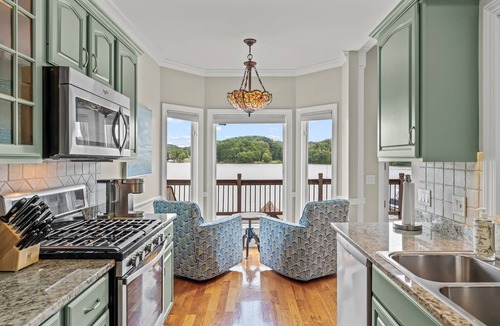 Southmont House | Luxury Waterfront 5-bedroom house on High Rock Lake
