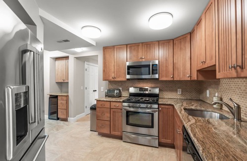 Southmont House | Luxury Waterfront 5-bedroom house on High Rock Lake
