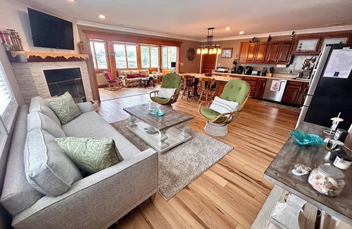 Colington House | MadHouse - Canal Front, Dock, Pool, TikiBar & PickleBall