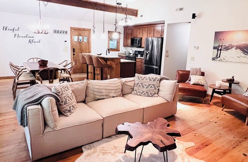 Maggie Valley Ski Chalet | Maggie Valley 4BR Cabin w/Hot Tub in Serene Forest - Near Golf, Skiing & Hiking