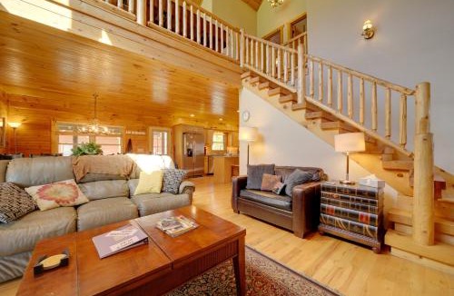 Maggie Valley House | Maggie Valley Cabin with Private Hot Tub and Game Room