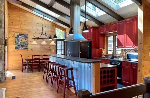 Lake Toxaway House | Magical Lakefront Cottage w/country club access