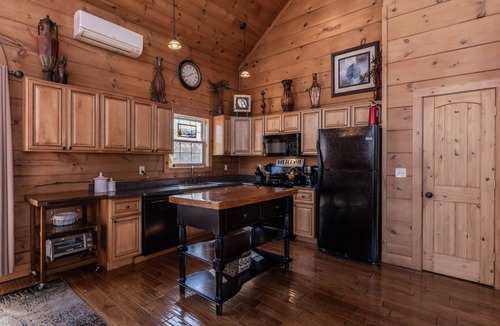 Yadkin Valley Cabin | Magnificent Cabin: Summit at Blue Ridge