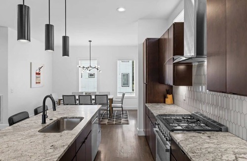 Berry Hill House | Magnificent Home - 1 King /6 Queen Beds + Balcony