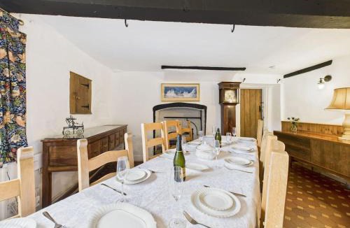 Putley House | Mainstone House by Signature Stays - Luxury Retreat - HotTub