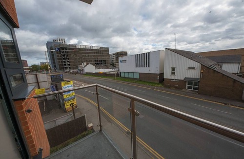 Reading Apartment | Malthouse Court - Luxury 2-Bed, 1-Bath w/Balcony