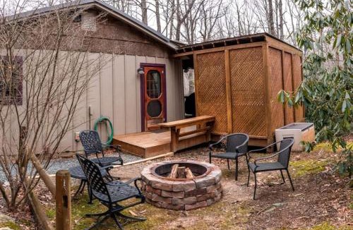 Linville Falls House | Mamaw's Cabin with Hot Tub