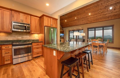 Pisgah Forest House | Maple Cottage in Sutton Knob Upscale home with grill and deck