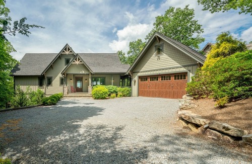 Pisgah Forest House | Maple Cottage in Sutton Knob Upscale home with grill and deck
