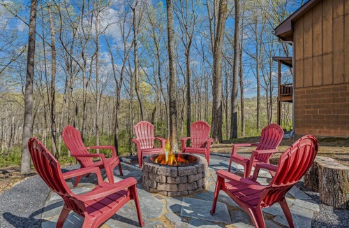 Berkeley Springs Cabin | Maple Haven-Escape room, treehouse loft, fire pit, pool access, game room, grill