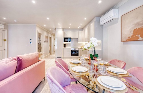 City of Westminster Apartment | Marble Arch Suite 3-Hosted by Sweetstay