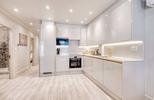 City of Westminster Apartment | Marble Arch Suite 3-Hosted by Sweetstay