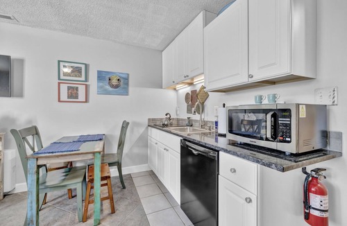 Airlie Condo | Marina Magic: Poolside Comfort & Cuisine!