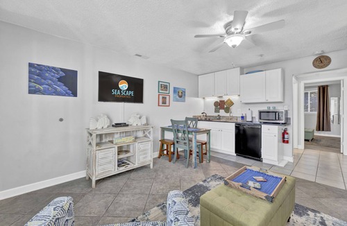 Airlie Condo | Marina Magic: Poolside Comfort & Cuisine!